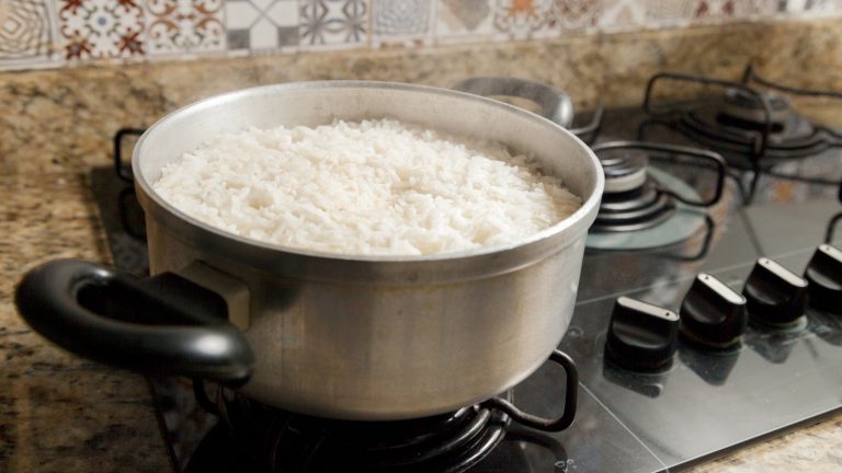 Selecting the Perfect Pot for Stovetop Rice Cooking