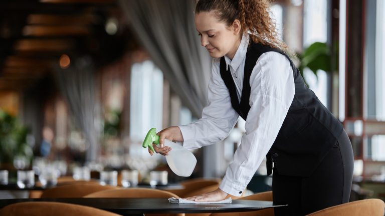 How a Buffet's Waitstaff Reflects Food Quality